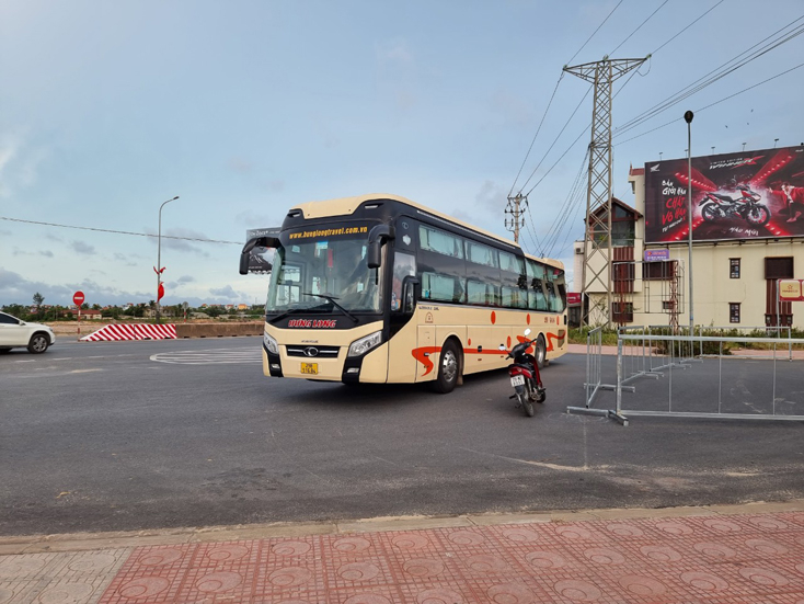 Xe Hưng Long làm điểm trú tại chốt phường Phú Hải 