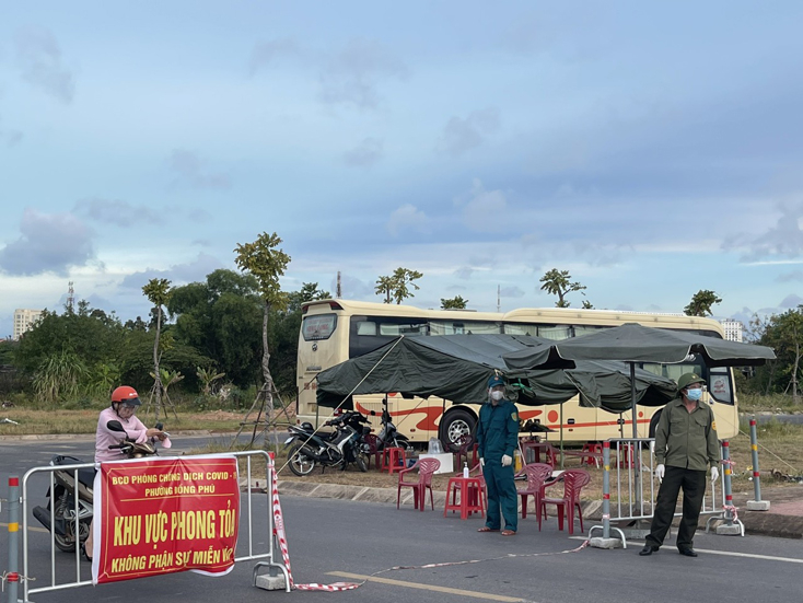 Lực lượng làm nhiệm vụ phòng chống Covid-19 yên tâm khi làm nhiệm vụ khi có xe giường nằm làm nơi trú tránh khi thời tiết bất lợi