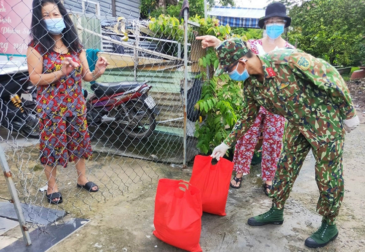 Chiến sĩ Sư đoàn 5 chuyển quà cho người dân phường 13, quận Bình Thạnh, TP Hồ Chí Minh. Ảnh: qdnd.vn 