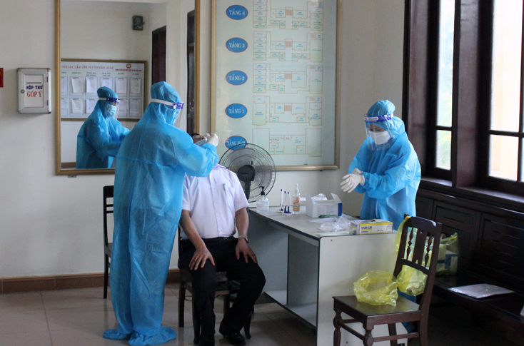 TAND tỉnh tổ chức test nhanh virus Sars-CoV-2 cho đội ngũ cán bộ, công chức.