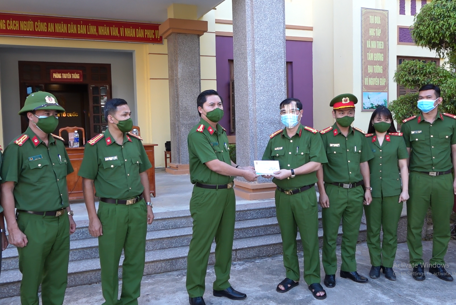 Thay mặt lãnh đạo Công an tỉnh, Đại tá Nguyễn Tiến Hoàng Anh, Phó Giám đốc Công an tỉnh trao số tiền thưởng nóng 10 triệu đồng cho Công an huyện Bố Trạch.