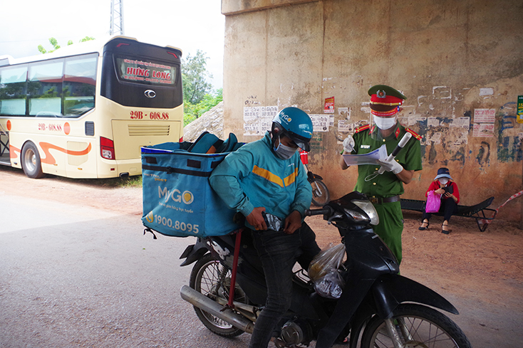 Lực lượng trực chốt kiểm soát và giải quyết cho người và phương tiện cơ bản đúng quy định. 