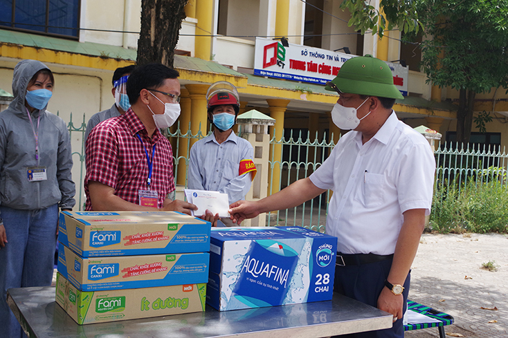 Đồng chí Bí thư Thành ủy chỉ đạo xã Quang Phú thực hiện tốt các biện pháp phòng, chống dịch theo Chỉ thị số 16 để khoanh vùng, dập dịch kịp thời. 