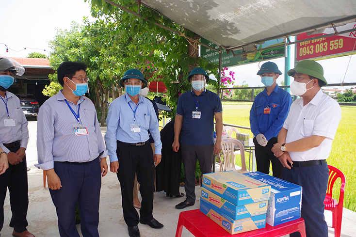 Đồng chí Bí thư Thành ủy Đồng Hới trao hỗ trợ và một số nhu yếu phẩm cho chốt Kiểm soát dịch Covid-19 thuộc phường Đồng Hải.
