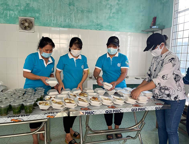 Hội viên Hội Phụ nữ xã Quang Phú chuẩn bị bữa ăn phục vụ các khu cách ly.