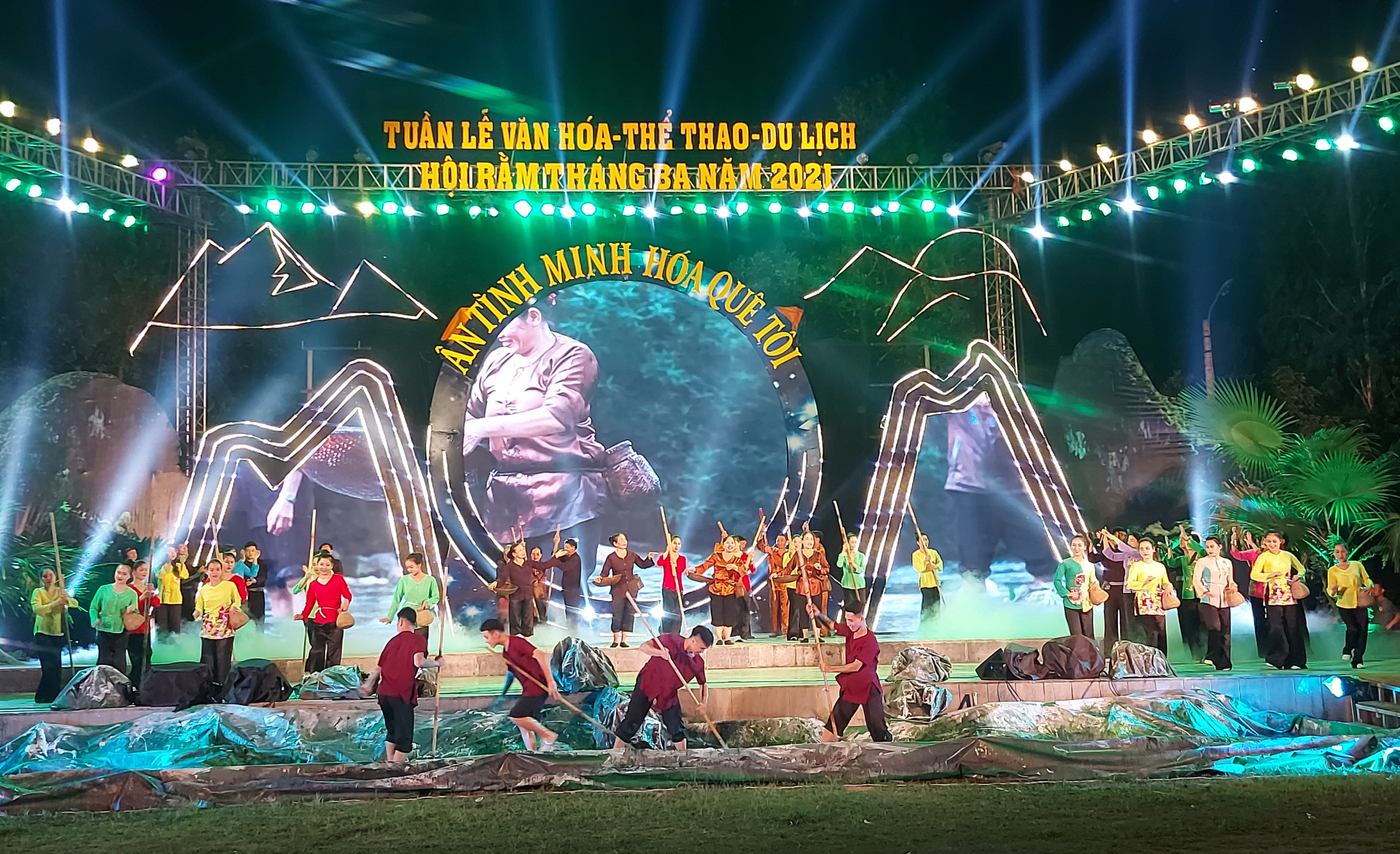  Văn hóa văn nghệ dân gian Minh Hóa được biểu diễn trong chương trình nghệ thuật chào mừng Hội Rằm tháng ba Minh Hóa. 