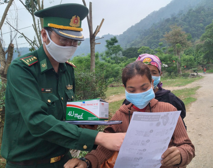 Gác lại niềm riêng, những ngày này, đại úy Trần Công Hiền vẫn miệt mài thực hiện nhiệm vụ tuyên truyền phòng, chống dịch trên biên giới.