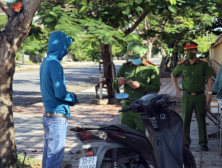 Lực lượng Công an huyện  Bố Trạch xử lý các trường hợp vi phạm quy định phòng chống dịch Covid-19 trên địa bàn.