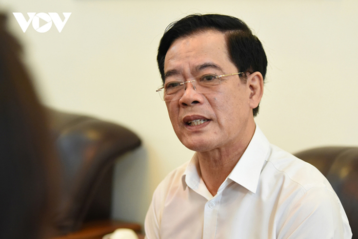 Nhà báo Nhị Lê.