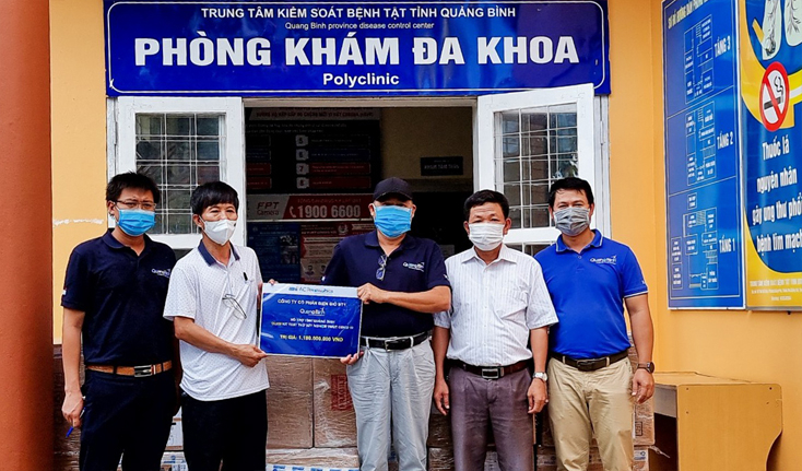 Đại diện lãnh đạo Công ty cổ phần Điện gió B&T trao 10.000 bộ Kit tét nhanh Covid-19 cho Trung tâm Kiểm soát bệnh tật tỉnh vào cuối giờ sáng 29-8.