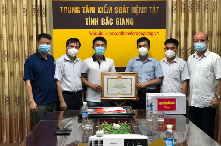 Anh Đặng Minh Trí nhận bằng khen của UBND tỉnh Bắc Giang