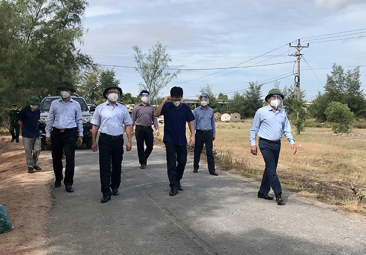 Đoàn công tác kiểm tra công tác kiểm soát phòng, chống dịch bệnh Covid-19 tại điểm chốt xã Ngư Thủy Bắc.