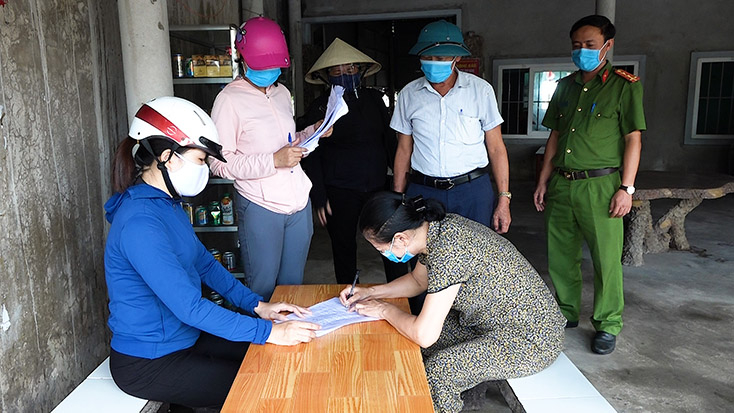 Các ngành chức năng tổ chức tuyên truyền, ký cam kết phòng chống dịch Covid-19 với các hộ kinh doanh trên địa bàn