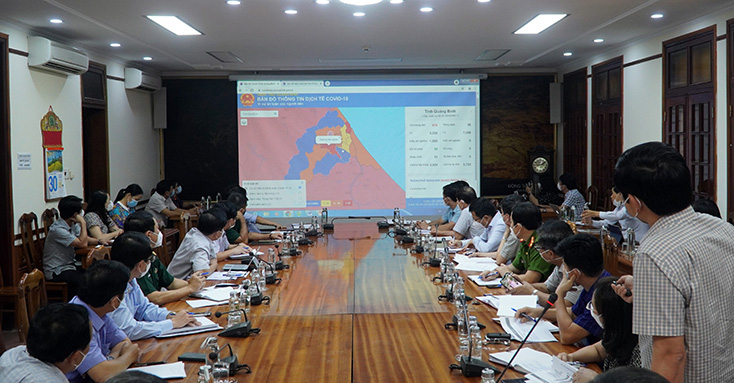 Các đại biểu nghe báo cáo công tác phòng chống dịch Covid-19 trên địa bàn tỉnh.