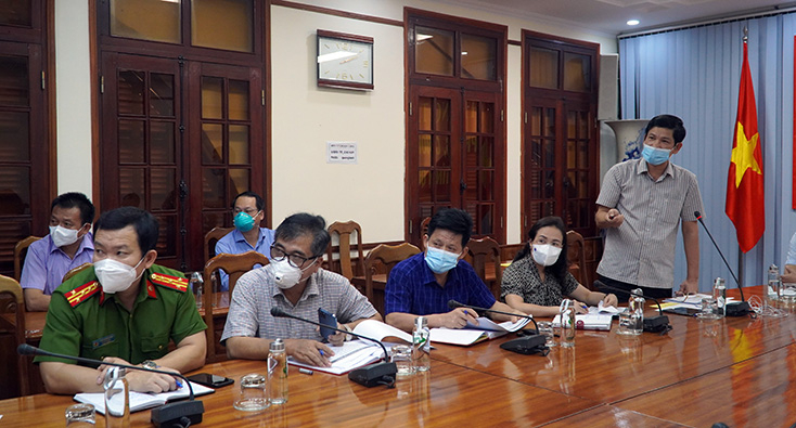 Đồng chí Hồ An Phong, Tỉnh ủy viên, Phó Chủ tịch UBND tỉnh, Phó Chỉ huy trưởng Ban Chỉ huy phòng chống dịch Covid-19 tỉnh báo cáo buổi làm việc.