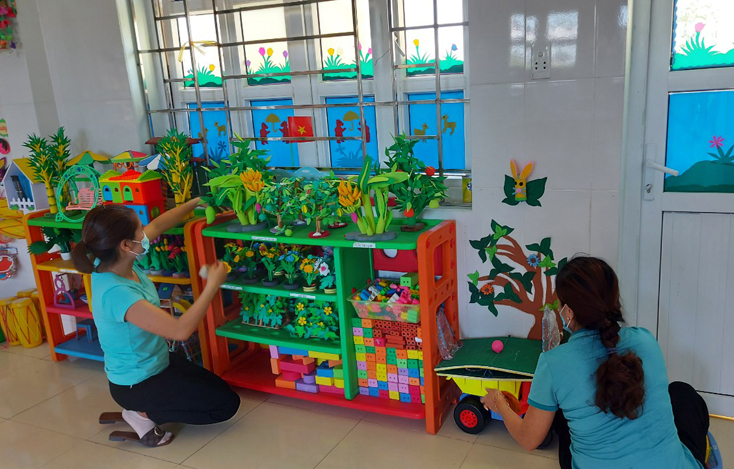 Với khả năng sáng tạo, đôi bàn tay khóe léo, các cô giáo đã tạo nên những đồ dùng phục vụ học tập và đồ chơi cho trẻ.