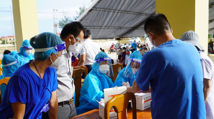 CDC Quảng Bình tập trung xét nghiệm RT-PCR cho người dân vùng cách ly phong tỏa ở Đồng Hới. 