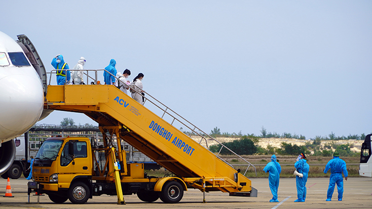 Những hành khách đầu tiên trong hành trình trở về quê hương trên chuyến bay đặc biệt .
