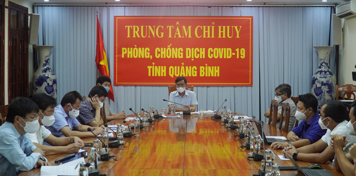 Đồng chí Chủ tịch UBND tỉnh, Chỉ huy trưởng Trung tâm Chỉ huy phòng, chống dịch Covid-19 tỉnh Trần Thắng chủ trì buổi làm việc.
