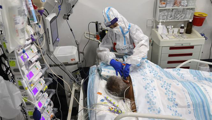 Điều trị cho bệnh nhân nhiễm COVID-19 tại bệnh viện ở Haifa, Israel. Ảnh: AFP/TTXVN