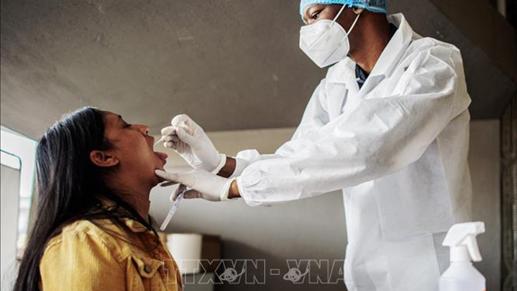 Nhân viên y tế lấy mẫu xét nghiệm COVID-19 cho người dân tại Richmond, Johannesburg, Nam Phi. Ảnh: AFP/TTXVN