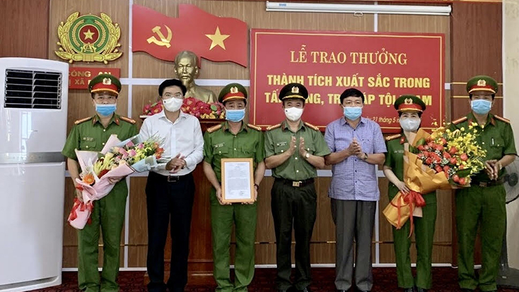 Lãnh đạo Công an tỉnh và TX. Ba Đồn trao thưởng cho Công an TX. Ba Đồn vì đạt thành tích xuất sắc trong tấn công, trấn áp tội phạm.