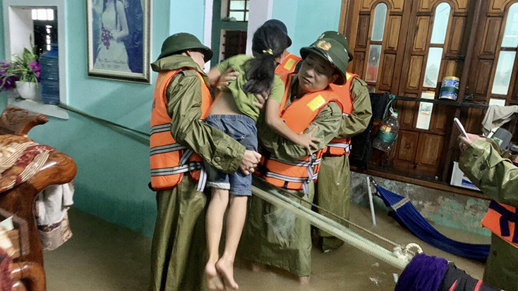 Cán bộ, chiến sỹ Công an TX. Ba Đồn luôn là lực lượng đi đầu trong công tác cứu hộ, cứu nạn khi có sự cố thiên tai.