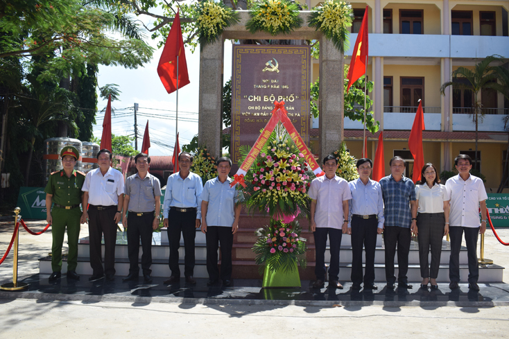 Lãnh đạo TP. Đồng Hới dâng hoa tại Bia di tích Chi bộ phố 