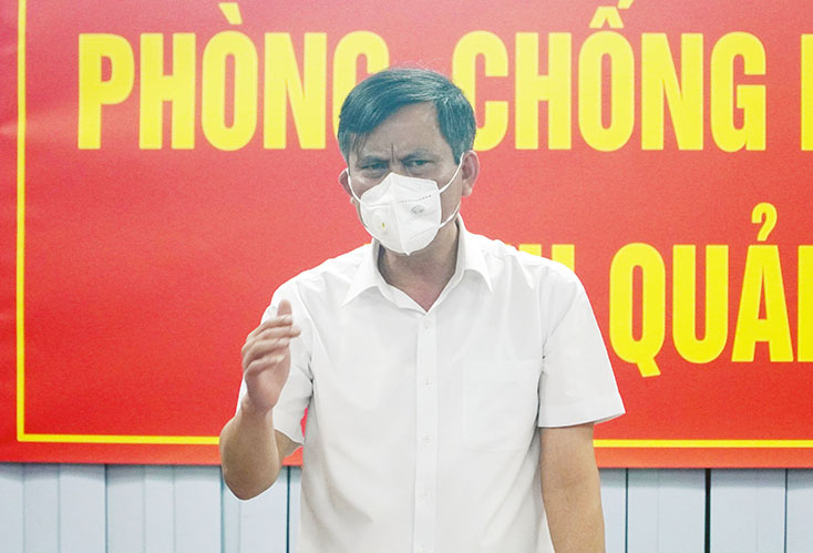 Đồng chí Chủ tịch UBND tỉnh, Chỉ huy trưởng Trung tâm Chỉ huy phòng chống dịch Covid-19 Trần Thắng tiếp thu các ý kiến chỉ đạo tại buổi làm việc.