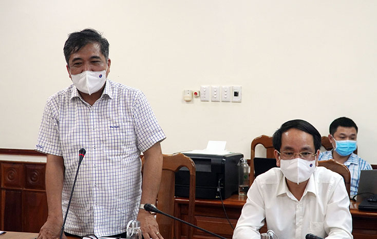 Đồng chí Đoàn Ngọc Lâm, Ủy viên Ban Thường vụ Tỉnh ủy, Phó Chủ tịch Thường trực UBND tỉnh, Phó Chỉ huy trưởng Trung tâm Chỉ huy phòng chống dịch Covid-19 phát biểu tại buổi làm việc.