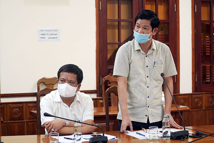 Đồng chí Hồ An Phong, Tỉnh ủy viên, Phó Chủ tịch UBND tỉnh, Phó Chỉ huy trưởng  thường trực Trung tâm Chỉ huy phòng chống dịch Covid-19 phát biểu tại buổi làm việc.