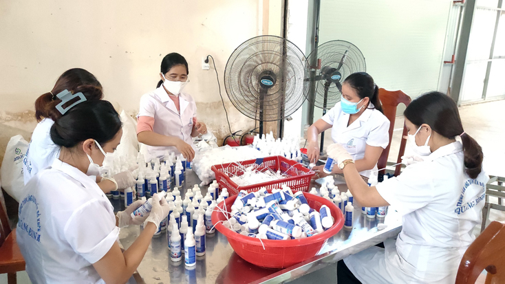 Trung tâm Ứng dụng và thống kê Sở KH-CN gấp rút sản xuất, đóng gói các loại dung dịch khử khuẩn và nước súc miệng.