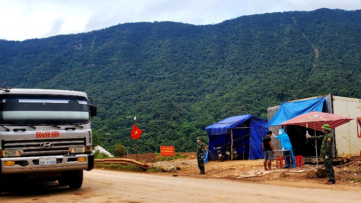 Cán bộ tổ kiểm soát dịch Covid-19 Đồn Biên phòng cửa khẩu quốc tế Cha Lo đo thân nhiệt phòng, chống dịch Covid-19 cho người, phương tiện ra vào khu vực cửa khẩu.