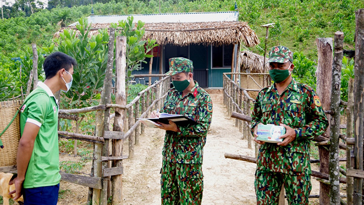 Công tác đăng ký, đo thân nhiệt, cấp phát khẩu trang, tuyên truyền phòng, chống dịch cho người dân ra vào địa bàn luôn được cán bộ Đồn Biên phòng Ra Mai thực hiện hàng ngày.