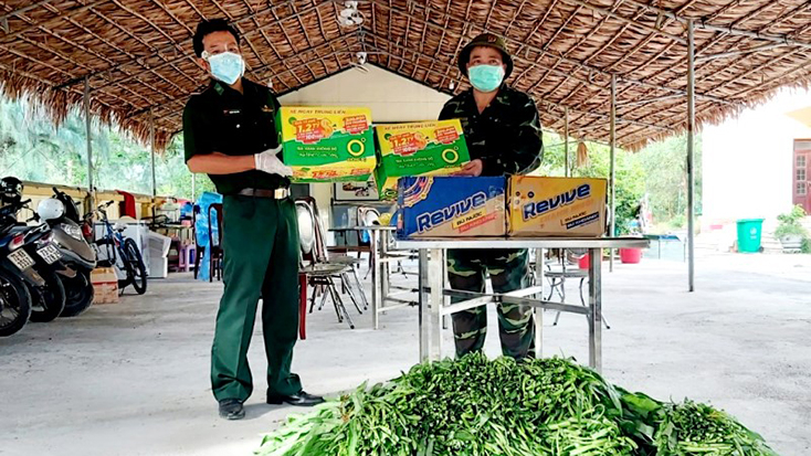 Cán bộ chiến sỹ Đồn Biên phòng Nhật Lệ hỗ trợ thực phẩm cho khu cách ly phòng, chống dịch Covid-19 thuộc BĐBP tỉnh quản lý. 