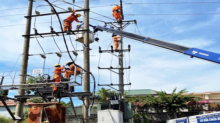 Công nhân Đội Quản lý đường dây và trạm biến áp đang thay máy biến áp và tủ tại trạm biến áp Bê tông 3.12.