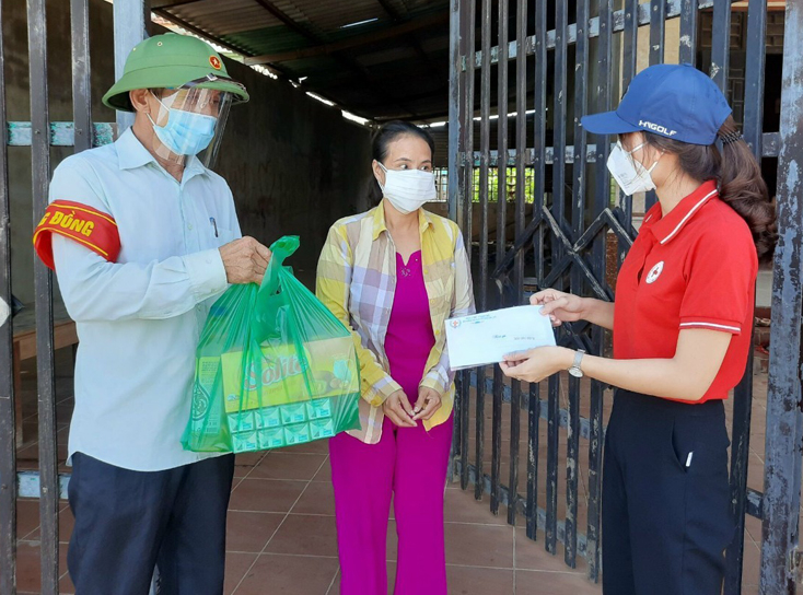 Tổ Covid cộng đồng xã Xuân Thủy, huyện Lệ Thủy trao quà của nhà hảo tâm cho hộ gia đình khó khăn do ảnh hưởng của đại dịch Covid-19.