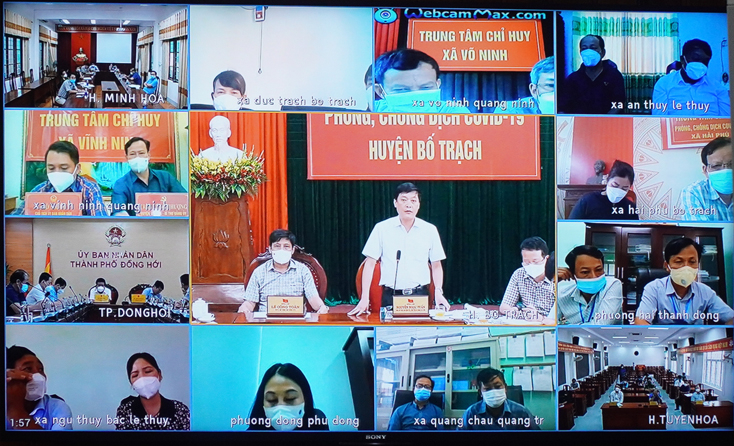 Tại điểm cầu huyện Bố Trạch, Chủ tịch UBND huyện trao đổi về công tác phòng chống dịch bệnh trên địa bàn huyện.