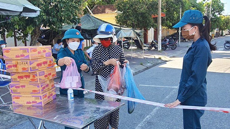 Đảng viên trẻ Nguyễn Thị Na (ngoài cùng, bên trái), Phó chỉ huy trưởng Ban CHQS phường Hưng Dũng (TP Vinh, Nghệ An) thực hiện nhiệm vụ tại chốt kiểm soát phòng, chống dịch Covid-19. 