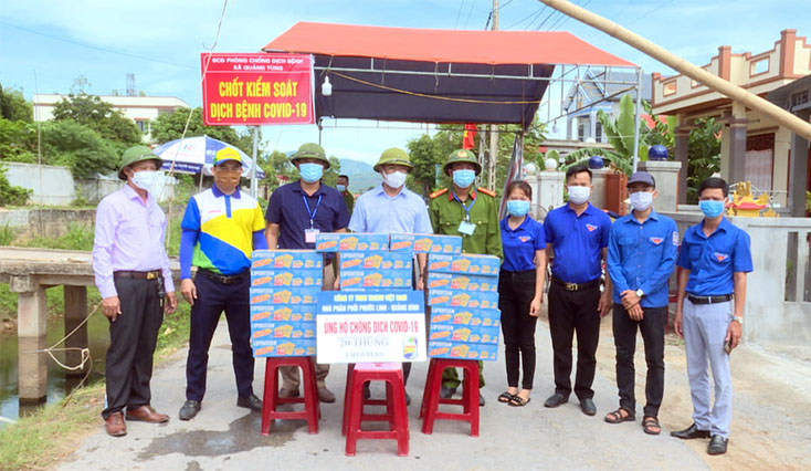 Lãnh đạo huyện thăm, tặng quà lực lượng phòng, chống dịch Covid-19 tại xã Quảng Tùng