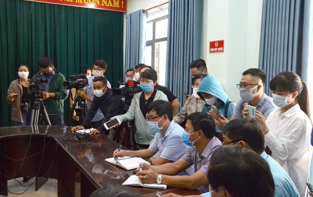  Các phóng viên tác nghiệp trong ngày Bộ Y tế công bố dịch COVID-19 xuất hiện trở lại tại Đà Nẵng. (Ảnh: Quốc Dũng/TTXVN)