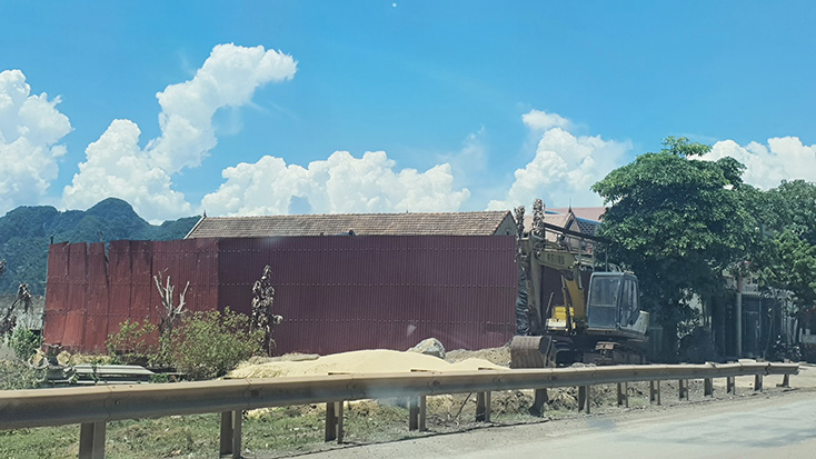 Theo phản ánh của người dân, một số bãi tập kết cát trái phép trên địa bàn xã Cảnh Hóa (Quảng Trạch) trước đó đã bị xử lý nhưng hiện vẫn tiếp tục hoạt động.