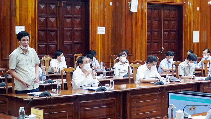 Đồng chí Phó Chỉ huy trưởng thường trực TTCH phòng chống dịch Covid-19 tỉnh Hồ An Phong báo cáo tình hình phòng chống dịch.