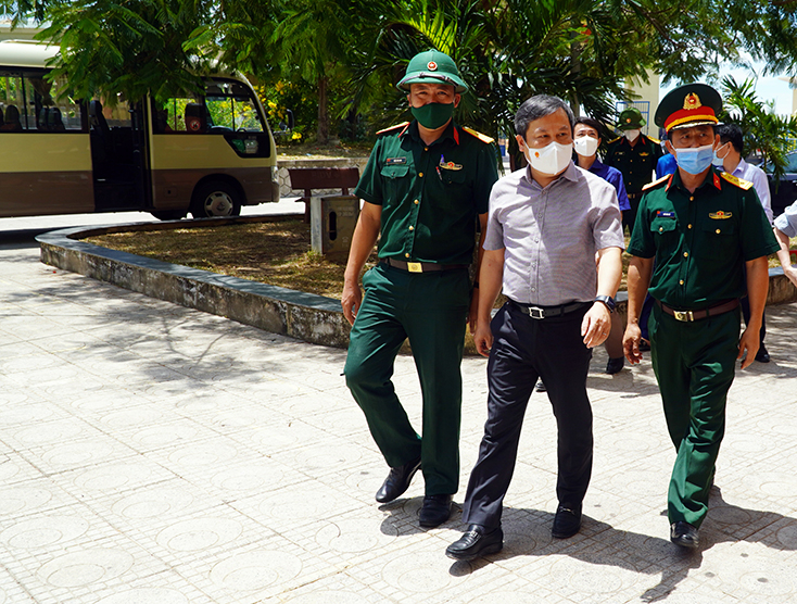 Đồng chí Bí thư Tỉnh ủy Vũ Đại Thắng kiểm tra công tác điều trị, chăm sóc bệnh nhân tại cơ sở điều trị bệnh nhân Covid-19 Trường cao đẳng Luật miền Trung.