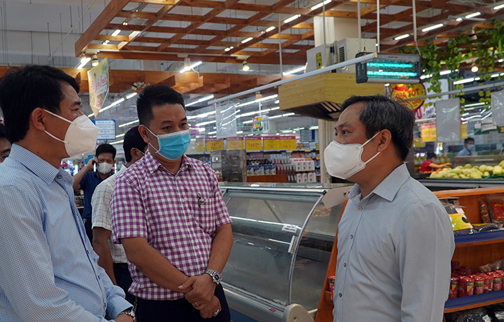 Đồng chí Bí thư Tỉnh ủy Vũ Đại Thắng kiểm tra công tác chuẩn bị và cung cấp nhu yếu phẩm cho nhân dân tại TP. Đồng Hới