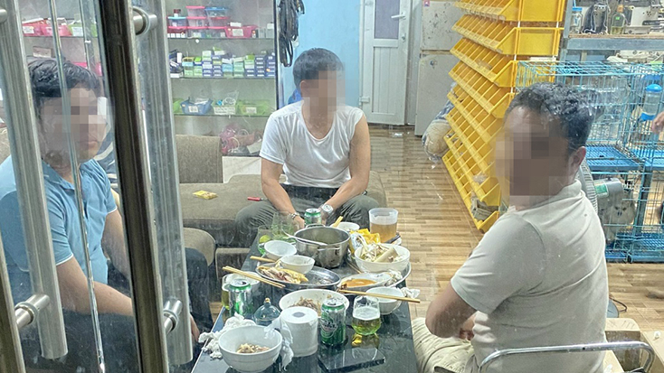  Ba trường hợp tụ tập uống rượu bia tối 6-9-2021 bị Công an phường Nam Lý phát hiện, xử lý.