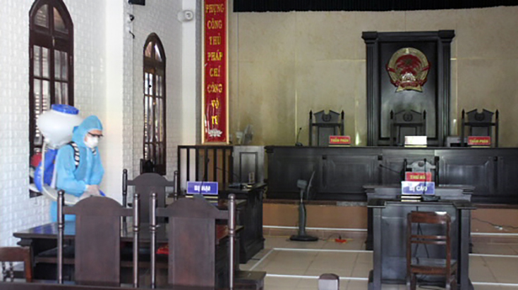  Thực hiện nghiêm ngặt công tác phun khử khuẩn phòng xét xử sau mỗi phiên tòa.