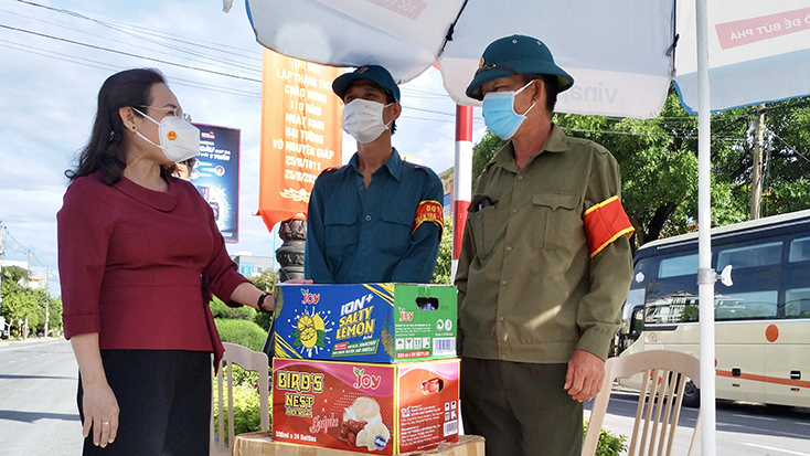 Đồng chí Chủ tịch Ủy ban MTTQVN tỉnh Phạm Thị Hân trao quà động viên lực lượng đang làm nhiệm vụ tại chốt kiểm soát dịch Covid-19 tại phường Đồng Hải (TP. Đồng Hới).
