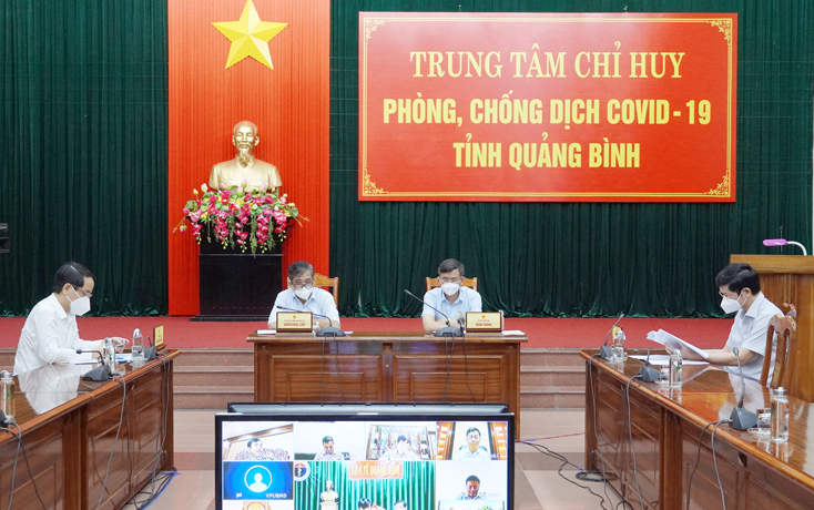 Đồng chí Chủ tịch UBND tỉnh và các đồng chí Phó Chủ tịch UBND tỉnh điều hành phiên họp.