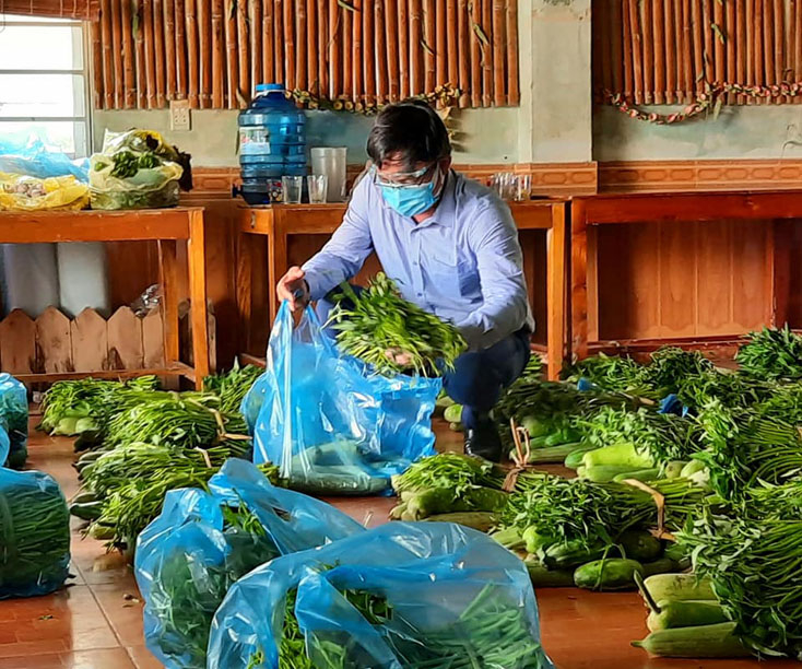 Người dân huyện Lệ Thủy chuẩn bị thực phẩm ủng hộ bà con khu vực phong tỏa, khu cách ly